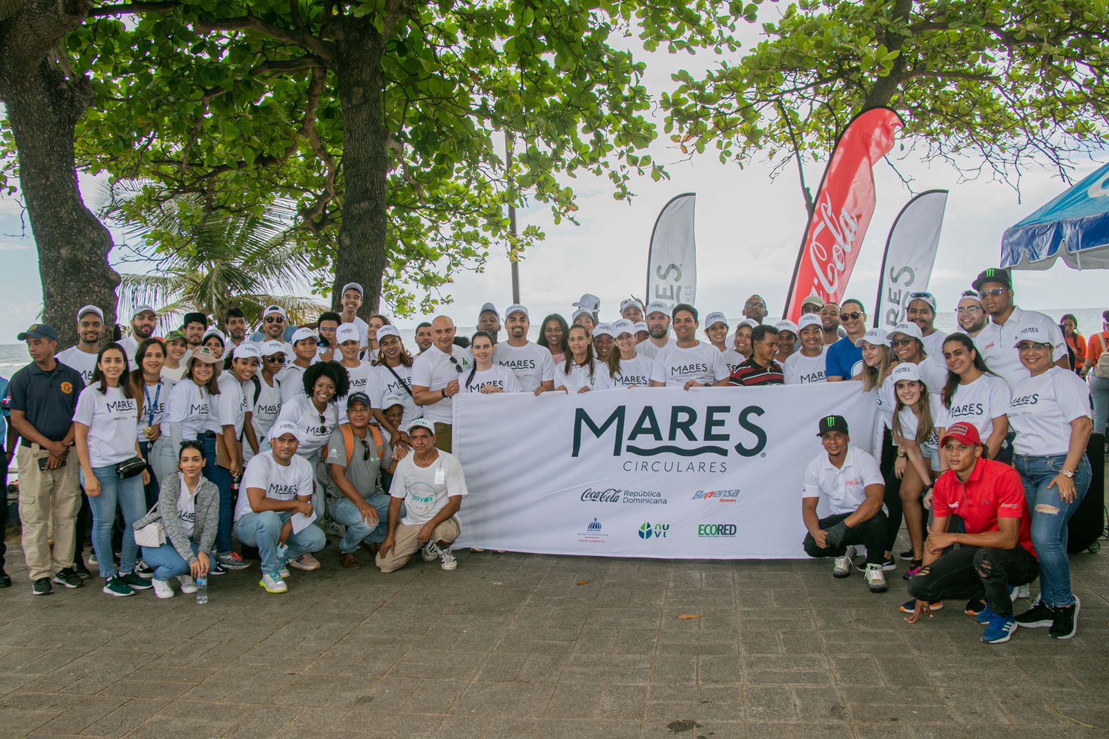 Sistema Coca-Cola realiza jornada de limpieza de playas